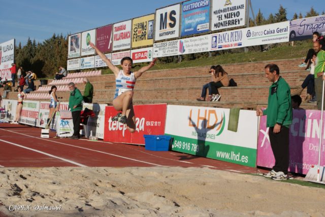 Lucía Sánchez vuela en el triple salto batiendo el récord absoluto extremeño en Villafranca de los Barros