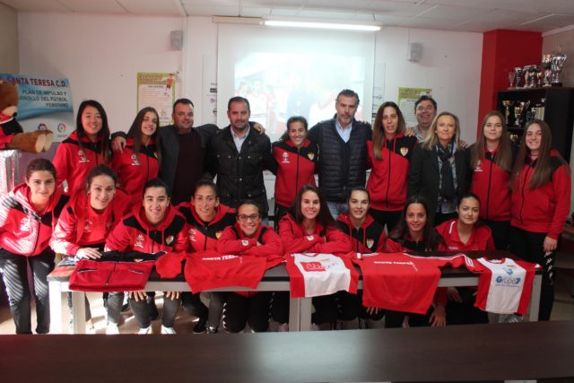 El Santa Teresa Badajoz dona material deportivo a Perú