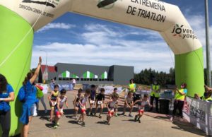 Villafranca de los Barros alberga un acuatlón festivo con el futuro del triatlón extremeño