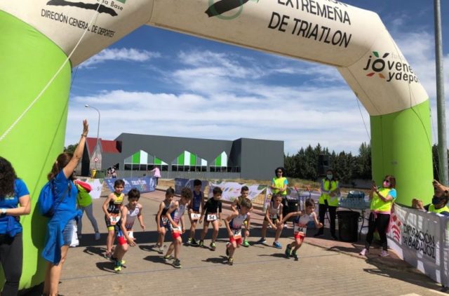 Villafranca de los Barros alberga un acuatlón festivo con el futuro del triatlón extremeño