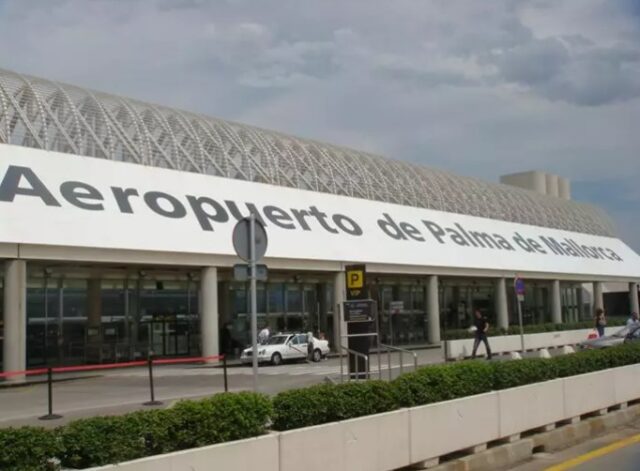 un café con insectos en el aeropuerto de Palma envía a una mujer al hospital