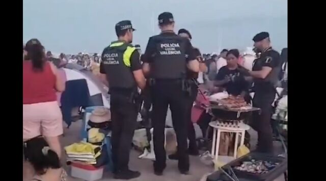 SE SORPRENDEN POR NO PODER HACER BARBACOAS EN LA PLAYA