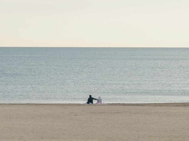 ÚLTIMA HORA | Horror en la playa de la Malvarrosa: agreden sexualmente a una joven y roban a una pareja