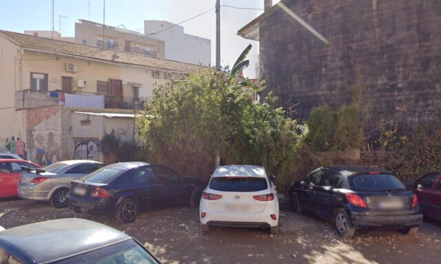 Hombre en un coche de Valencia