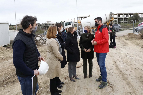 La alcaldesa subraya el compromiso de la Junta de Andalucía con Marbella en materia de educación durante la visita al inicio de las obras del nuevo instituto de Las Chapas