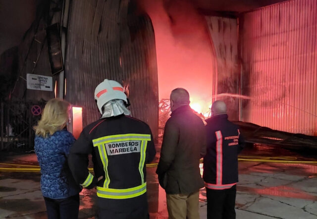 La alcaldesa de Marbella, en la zona del incendio declarado en una nave del puerto pesquero. (Twitter del Ayuntamiento de Marbella)
