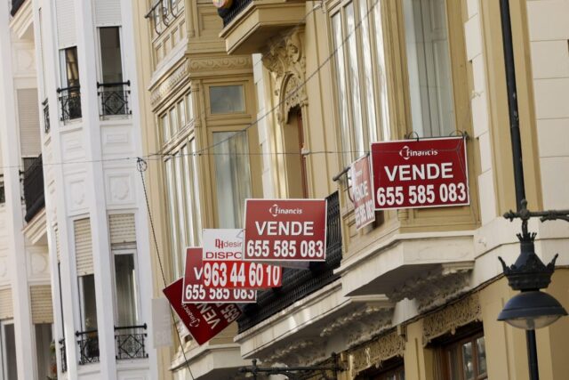Imagen de archivo de carteles de venta de viviendas. EFE