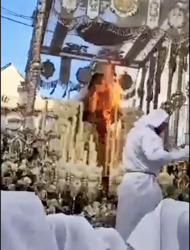 Una vela quema el trono de la Virgen del Rocío cancelando la procesión