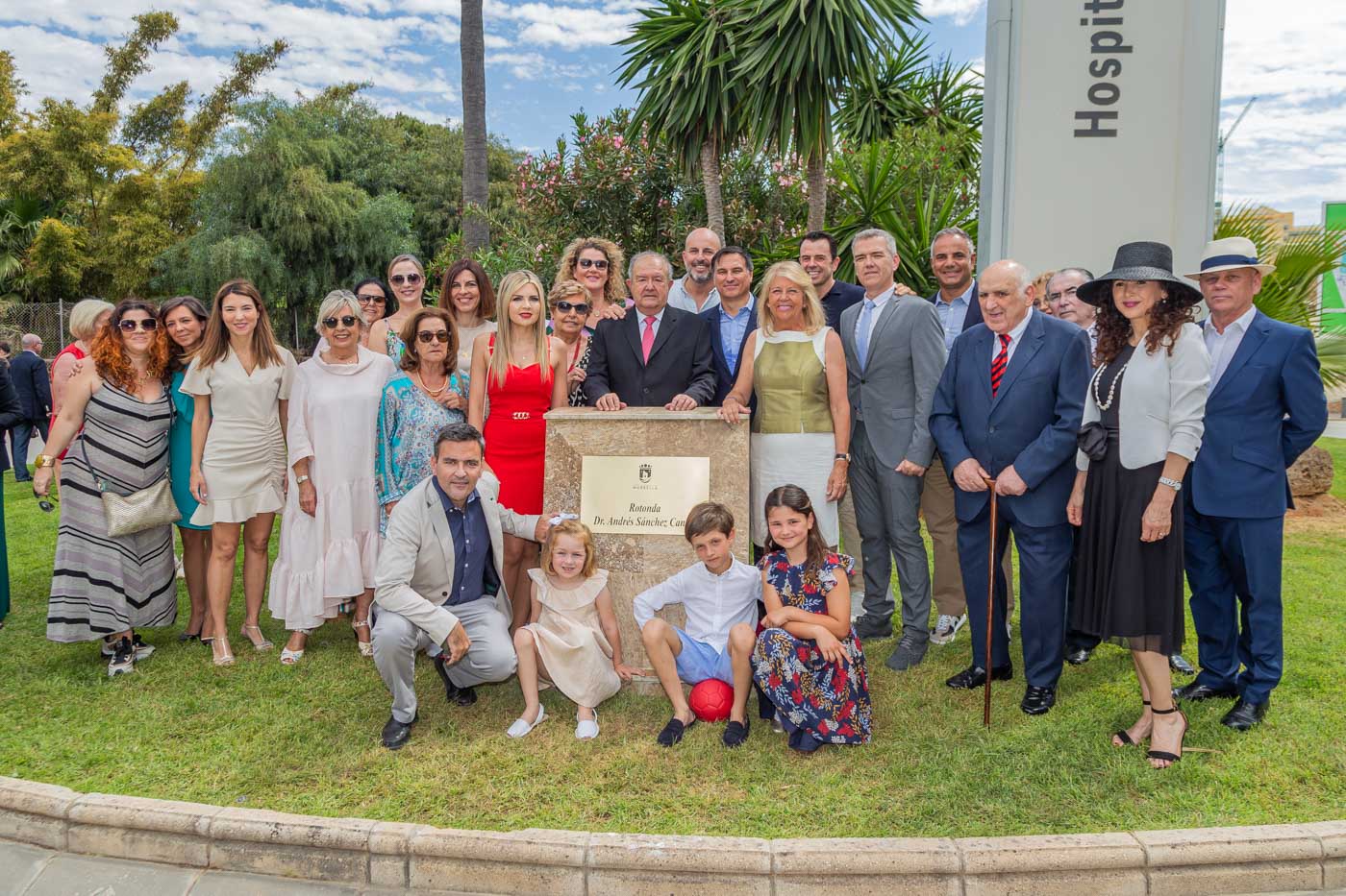 El Ayuntamiento asigna el nombre del Doctor Andrés Sánchez Cantos a la rotonda ubicada a la entrada del Hospital Costa del Sol en homenaje a “un referente como médico y como embajador de Marbella”