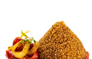 Tapa de arroz senegalés con cebolla caramelizada y legumbres salteadas de África Fusión. (Tapapiés)