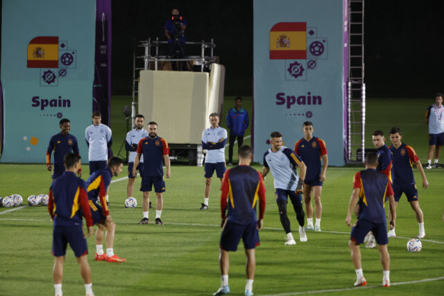 Entrenamiento de la Selección en Doha. (Juanjo Martín / EFE)