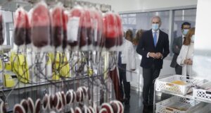 El consejero de Sanidad, Enrique Ruiz-Escudero, en el Centro de Transfusión de Sangre. (Diego Sinova / Comunidad de Madrid)