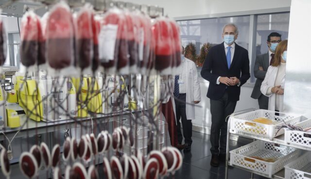 El consejero de Sanidad, Enrique Ruiz-Escudero, en el Centro de Transfusión de Sangre. (Diego Sinova / Comunidad de Madrid)