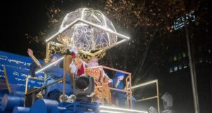 El Rey Melchor saluda desde una carroza en la cabalgata de Reyes 2022. (Alberto Ortega / Europa Press)