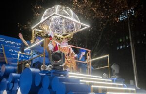 El Rey Melchor saluda desde una carroza en la cabalgata de Reyes 2022. (Alberto Ortega / Europa Press)