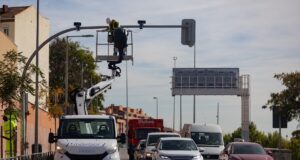 Un técnico monta una cámara de tráfico en un semáforo de Madrid. (Eduardo Parra / Europa Press)