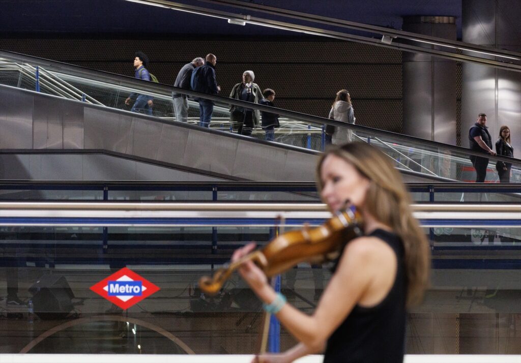La cantante y violinista Sharon Corr actúa por sorpresa para inaugurar la Semana de Irlanda, en el vestíbulo principal de la estación de Metro de Chamartín. (Eduardo Parra / Europa Press)