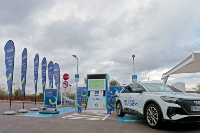 La primera estación de carga rápida para vehículos eléctricos de BP se ha instalado en Torrevieja