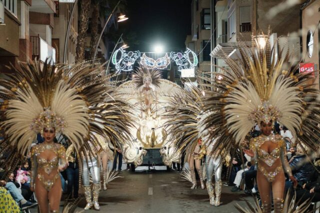 Imagen del gran desfile nocturno del Carnaval de 2022. (Carnaval de Torrevieja)