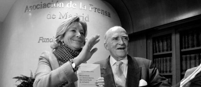 Gaspar Ariño, junto a Esperanza Aguirre en la presentación de su libro Regenerar la Democracia, Reconstruir el Estado. EFE
