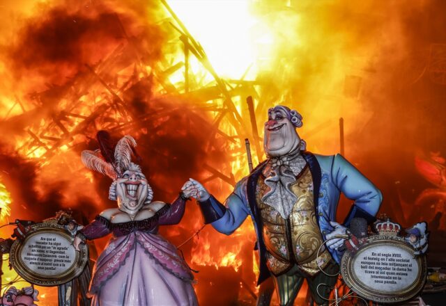 Una falla que representa una pareja en un baile de la alta sociedad del siglo XVIII se quema en las Fallas de Valencia en 2022. (Rober Solsona / Europa Press)