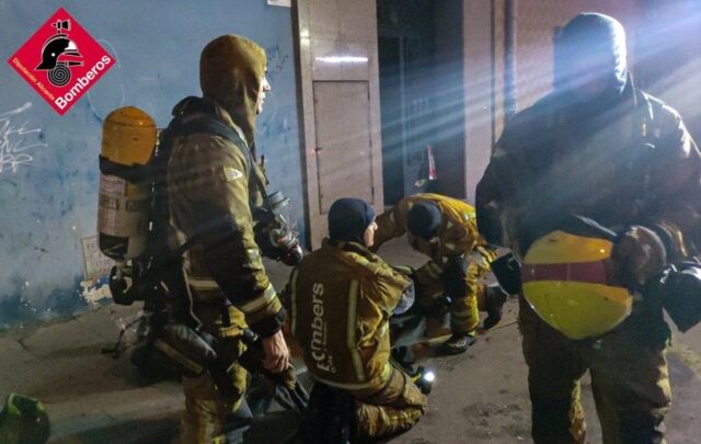 Bomberos sofocan un incendio declarado en el garaje de un edificio de viviendas de Torrevieja.