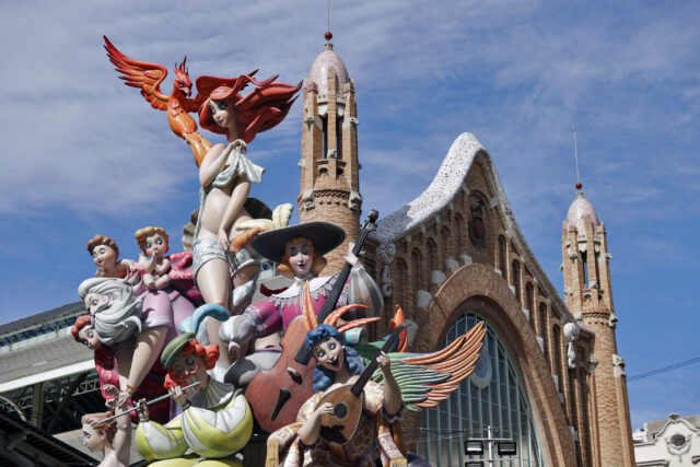 La ciudad de València está ya preparada para comenzar su semana grande de las Fallas, las primeras 