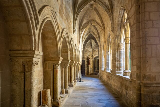 Claustro con diseño gótico de la Catedral de Plasencia, España
