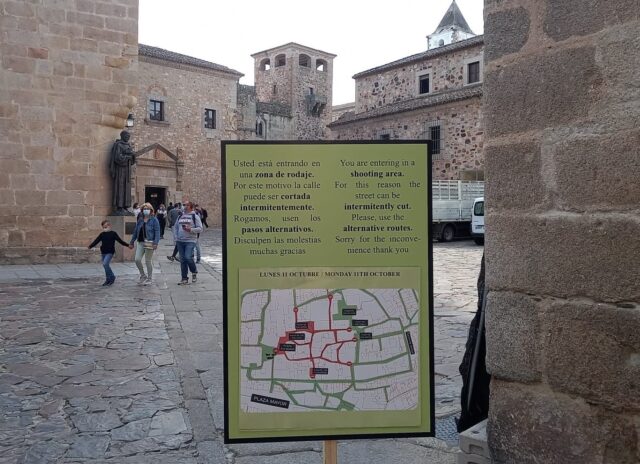 Turistas paseando por la parte antigua de Cáceres, donde se grabó la precuela de 