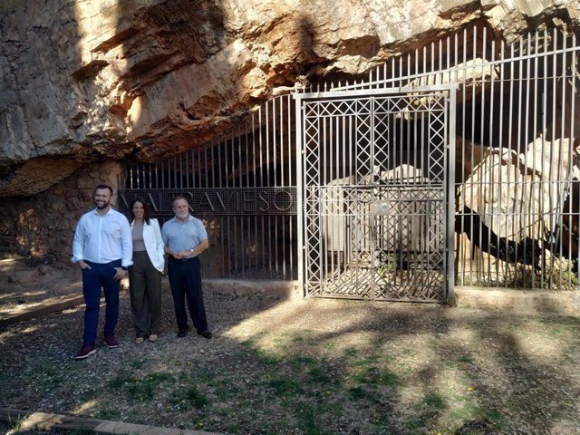 El alcalde de Cáceres, Luis Salaya, y la consejera de Cultura, Nuria Flores, en la entrada de la Cueva de Maltravieso. (Europa Press)