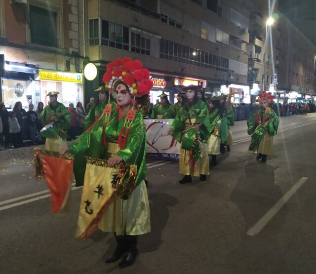 Una comparsas desfila por las calles de Cáceres. (Europa Press)