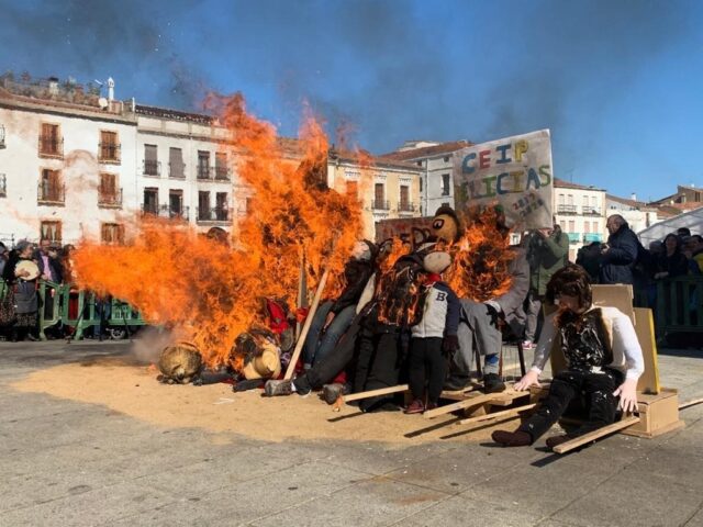 Quema del pelele en Cáceres que da paso al Carnaval. (Ayuntamiento de Cáceres)