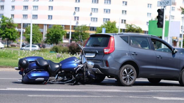 Accidente de tráfico en Cáceres: herido un motociclista tras chocar contra un vehículo