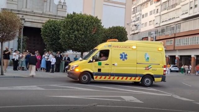 Ambulancia medicalizada en Badajoz. EFE