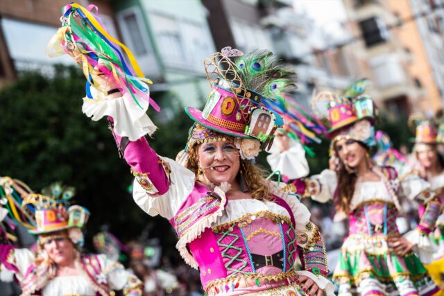 Miembros de una comparsa desfilan en el Carnaval de Badajoz, a 27 de febrero de 2022, en Badajoz, Extremadura (España). (Javier Pulpo / Europa Press)