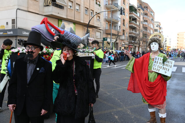Entierro de la Sardina en la barriada de San Roque de Badajoz durante el Carnaval de 2022. (Javier Pulpo / Europa Press)