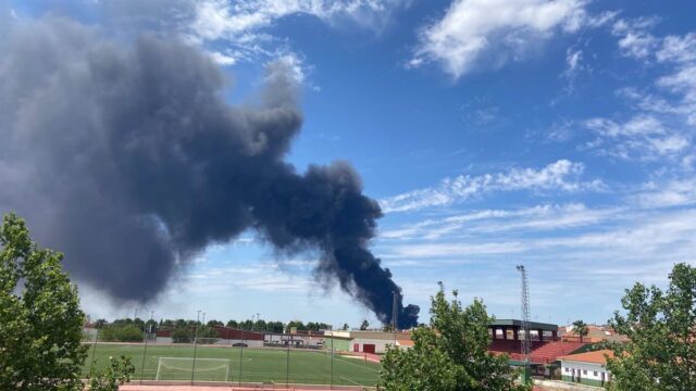 ÚLTIMA HORA | Susto en Almendralejo: las llamas devoran una planta de reciclaje y obligan a desalojar varios inmuebles