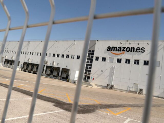 Almacén de Amazon en Madrid. (EFE)
