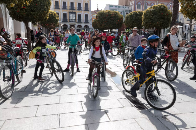 Imagen de la Bicicletada Carnavalera de 2022. (Ayuntamiento de Mérida)