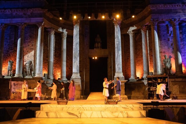 Actores durante el pase gráfico de la obra ‘Minerva’ en el Teatro Romano de Mérida de 2022. (Jorge Armestar / Europa Press)