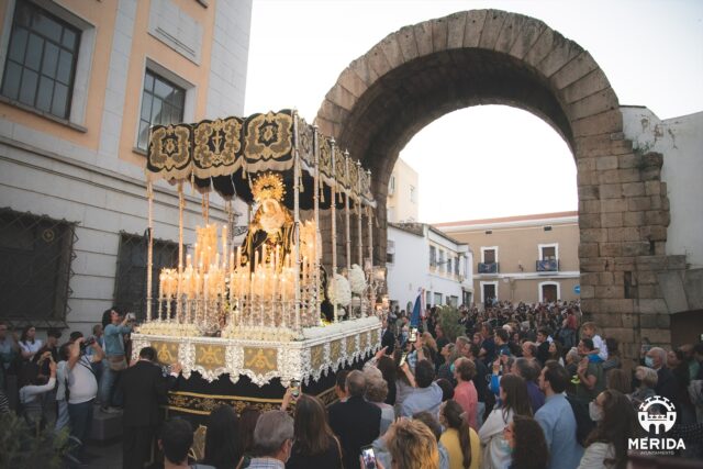 Imagen de una procesión de Semana Santa. (Ayuntamiento de Mérida)