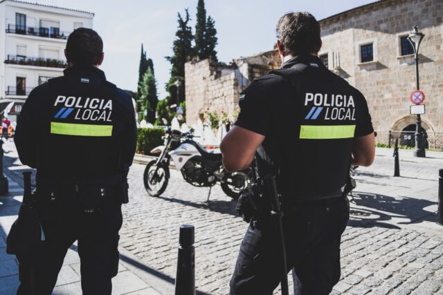 El Ayuntamiento de Mérida felicita la labor de dos policías as que salvaron a una mujer de tirarse de un puente