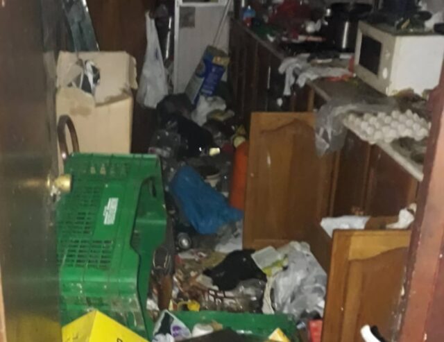 Encuentran sin vida a una persona mayor en Cartagena enterrada por la cantidad de basura que había en su casa