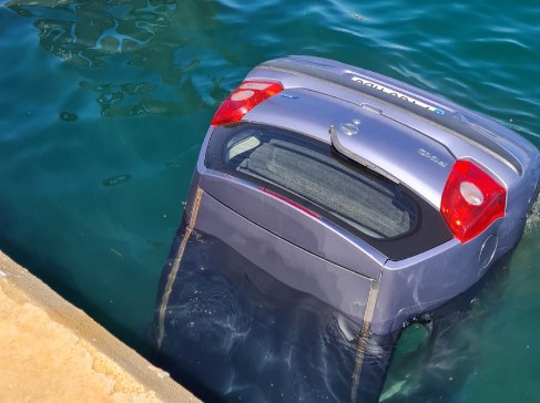 cae coche al agua en el puerto Navantia de Cartagena