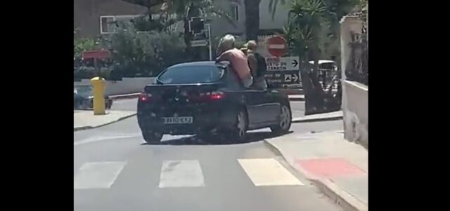 videodenuncia en Cartagena dos jóvenes circulan sentados en las ventanillas de un coche