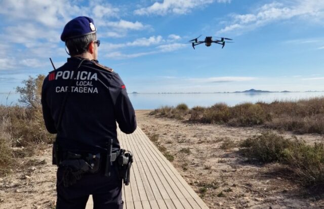 drones para buscar a un joven desaparecido en la manga del mar menor