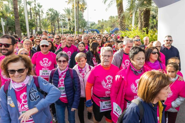 8.000 personas tiñen de rosa las calles solidarizándose contra el cáncer de mama