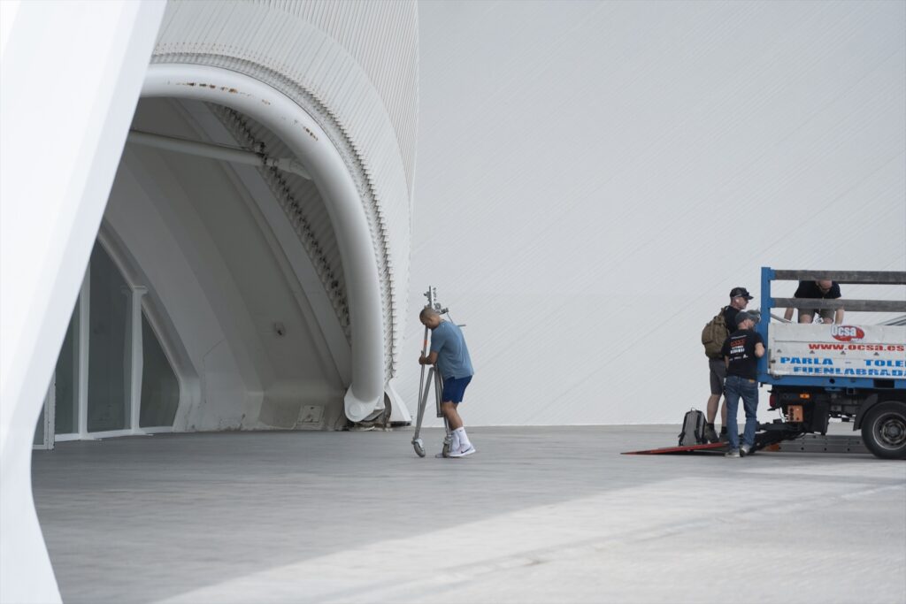 Un empleado con material durante el rodaje de la nueva entrega de ‘Star Wars’ en la Ciudad de las Artes de Valencia.