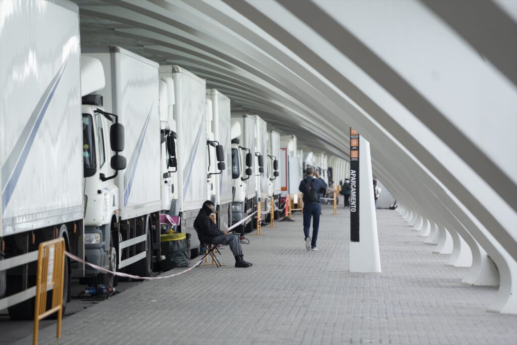 Una fila de camiones aparcados durante el rodaje. (Jorge Gil / Europa Press)