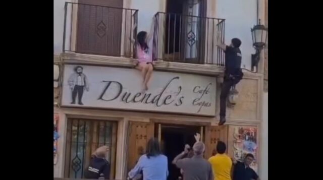 Policía salva a mujer de arrojarse al vacío en Ronda